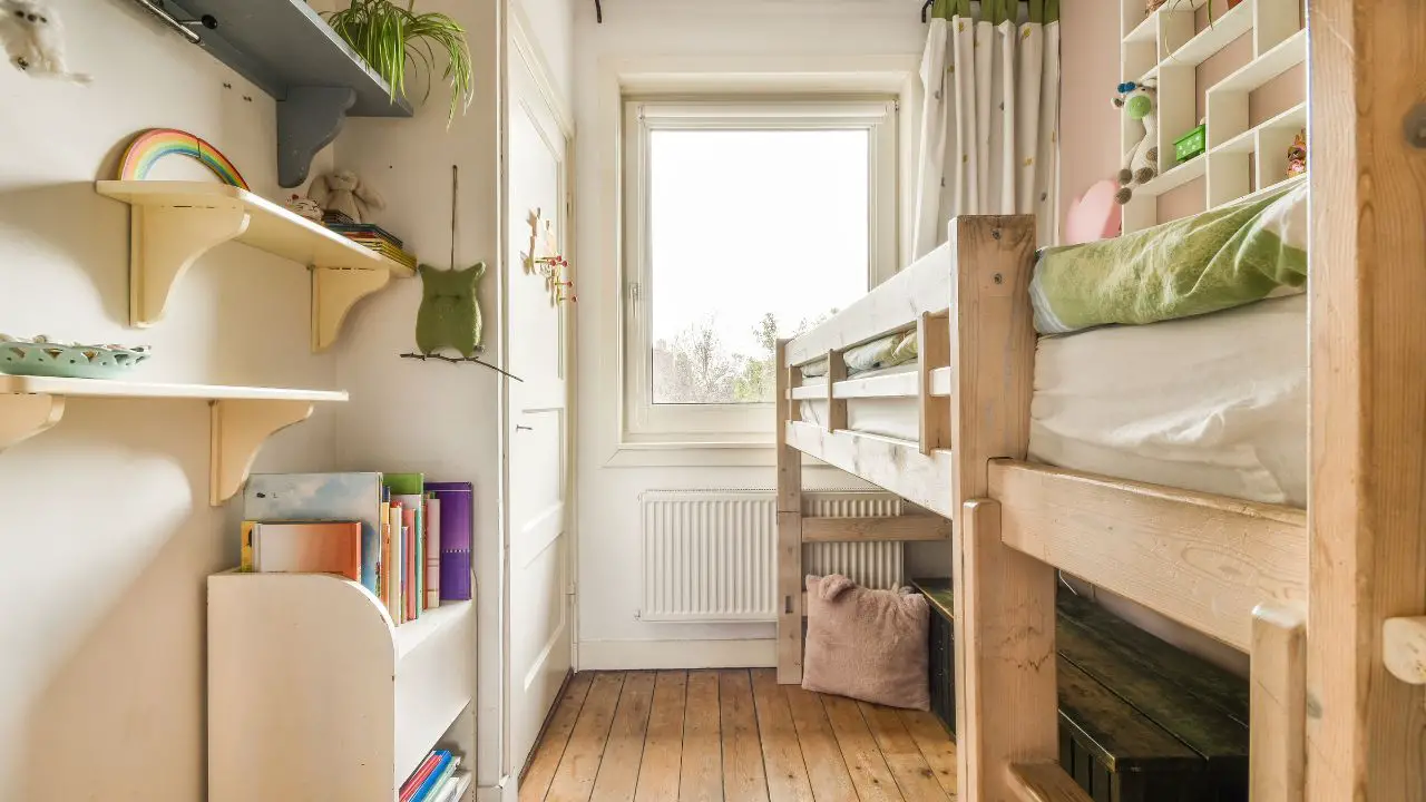 How to Arrange a Bed in a Small Bedroom : Space-Saving Tips